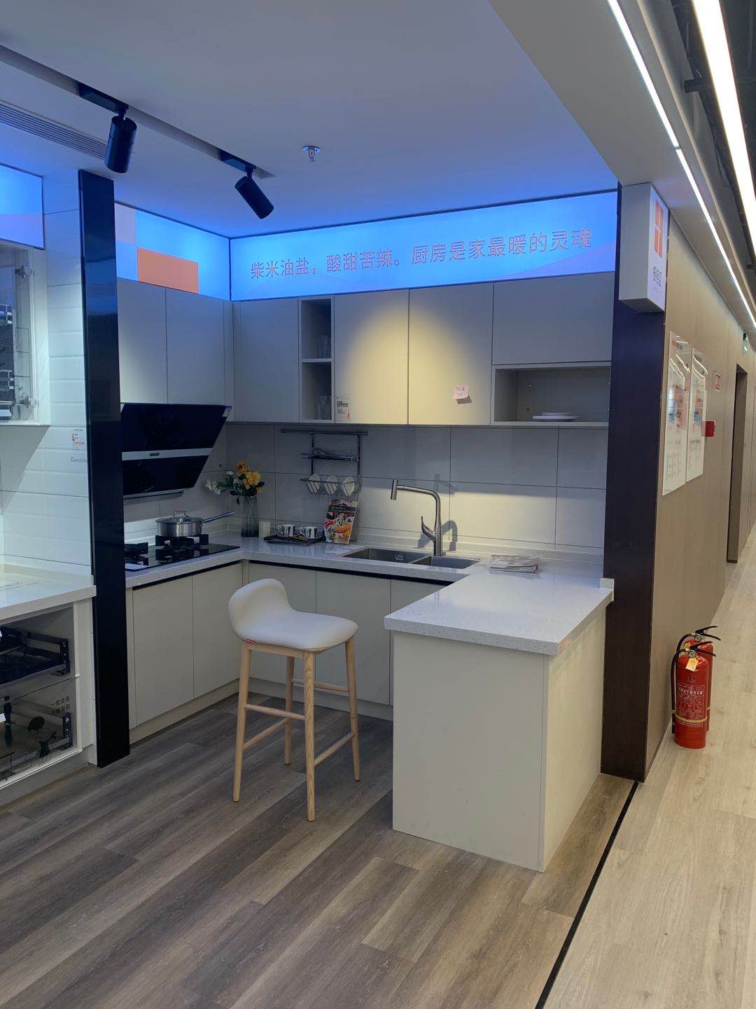 诚聘橱柜.衣柜安装技师